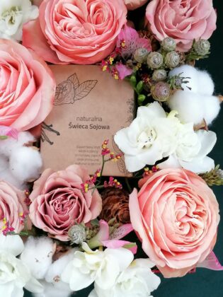 FLOWERBOX ROMANTIC ROSE + natural soy candle
