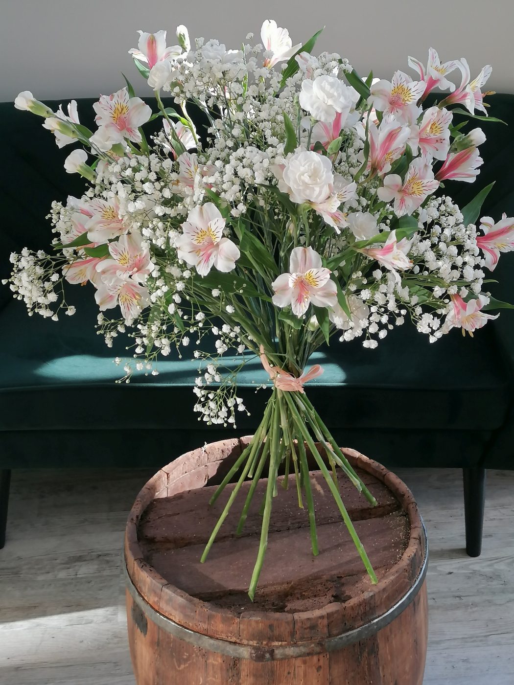 The idyllic bouquet is a light and airy proposal of a bouquet for any occasion. It is characterised by its minimalist form. The alstroemeria and carnations are in the clouds.