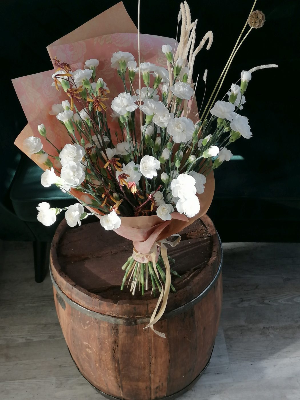 This is an idyllic version of the bouquet made with white carnations. Unconventional, light with character. Ideal to emphasise the essence of the moment, to surprise you, to rock you.