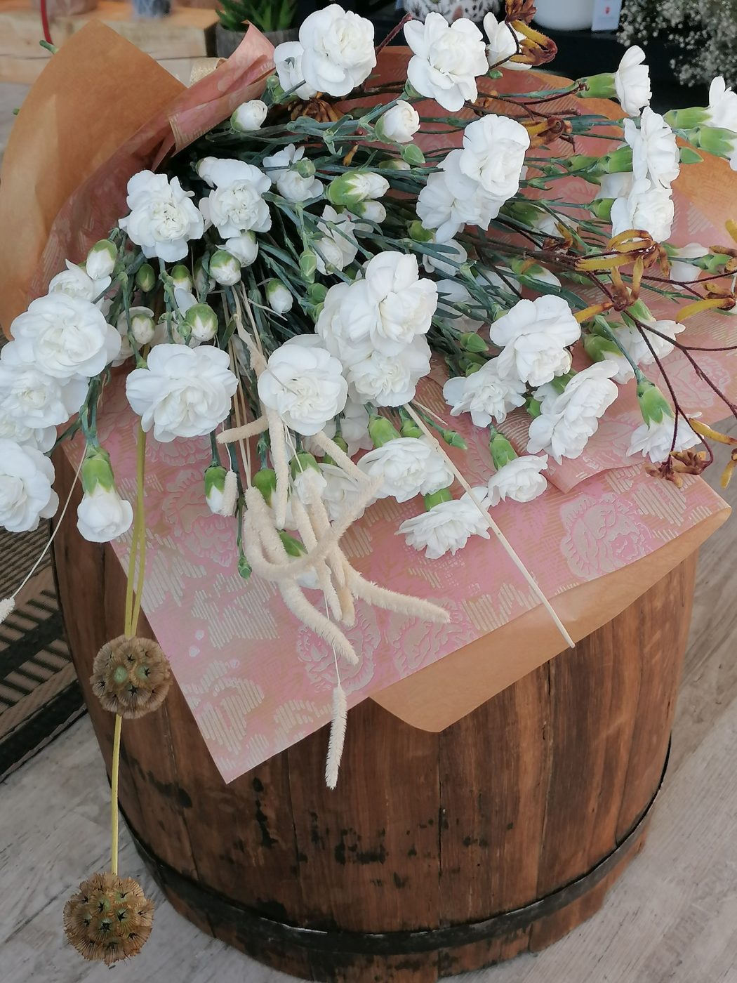 This is an idyllic version of the bouquet made with white carnations. Unconventional, light with character. Ideal to emphasise the essence of the moment, to surprise you, to rock you.