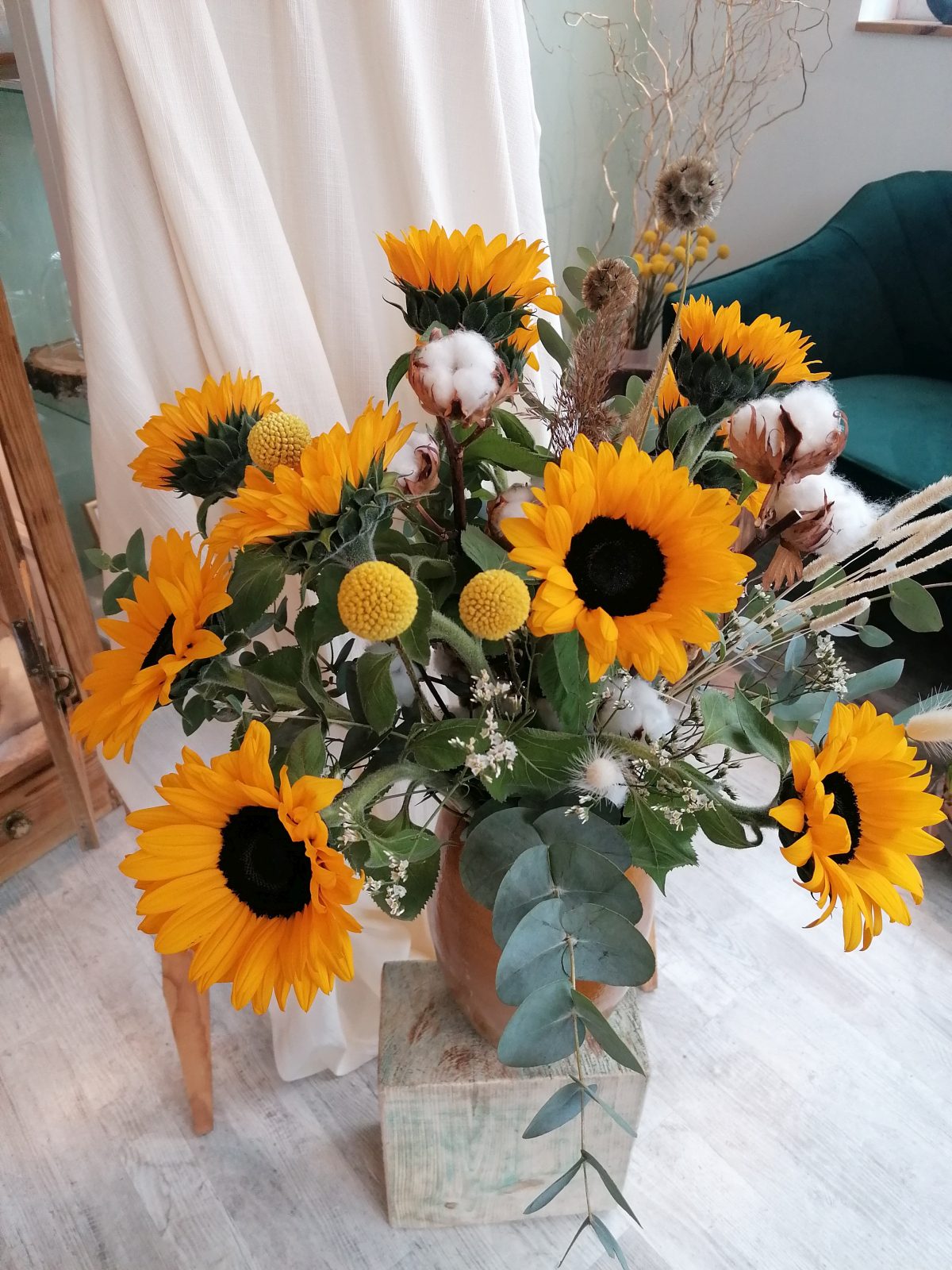 This is a proposal of 11 sunflowers in a natural setting. The bouquet is sure to appeal to those who prefer simple, minimalist solutions.