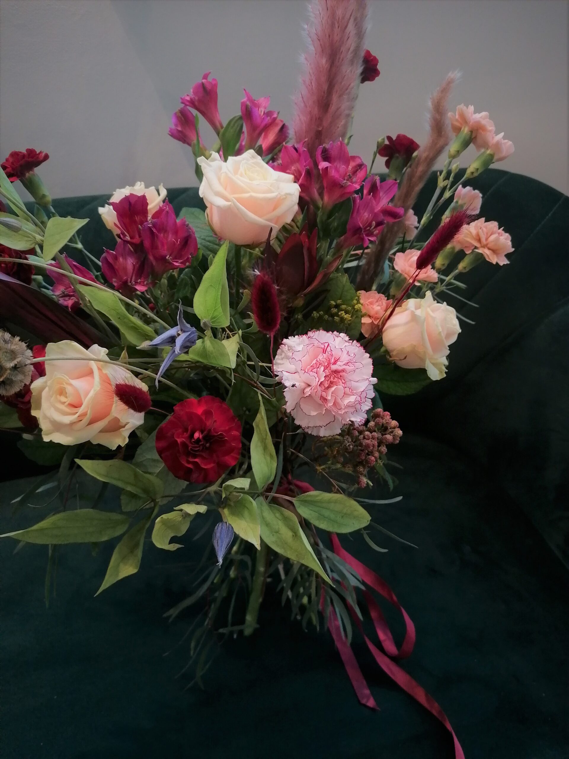 It is a proposal that speaks the language of poets.-"You are special, just like the bouquet for you" Sensual, light, intriguing, distinctive. In the bouquet: roses, carnations, alstroemeria, clematis, scabiosa, grasses.
