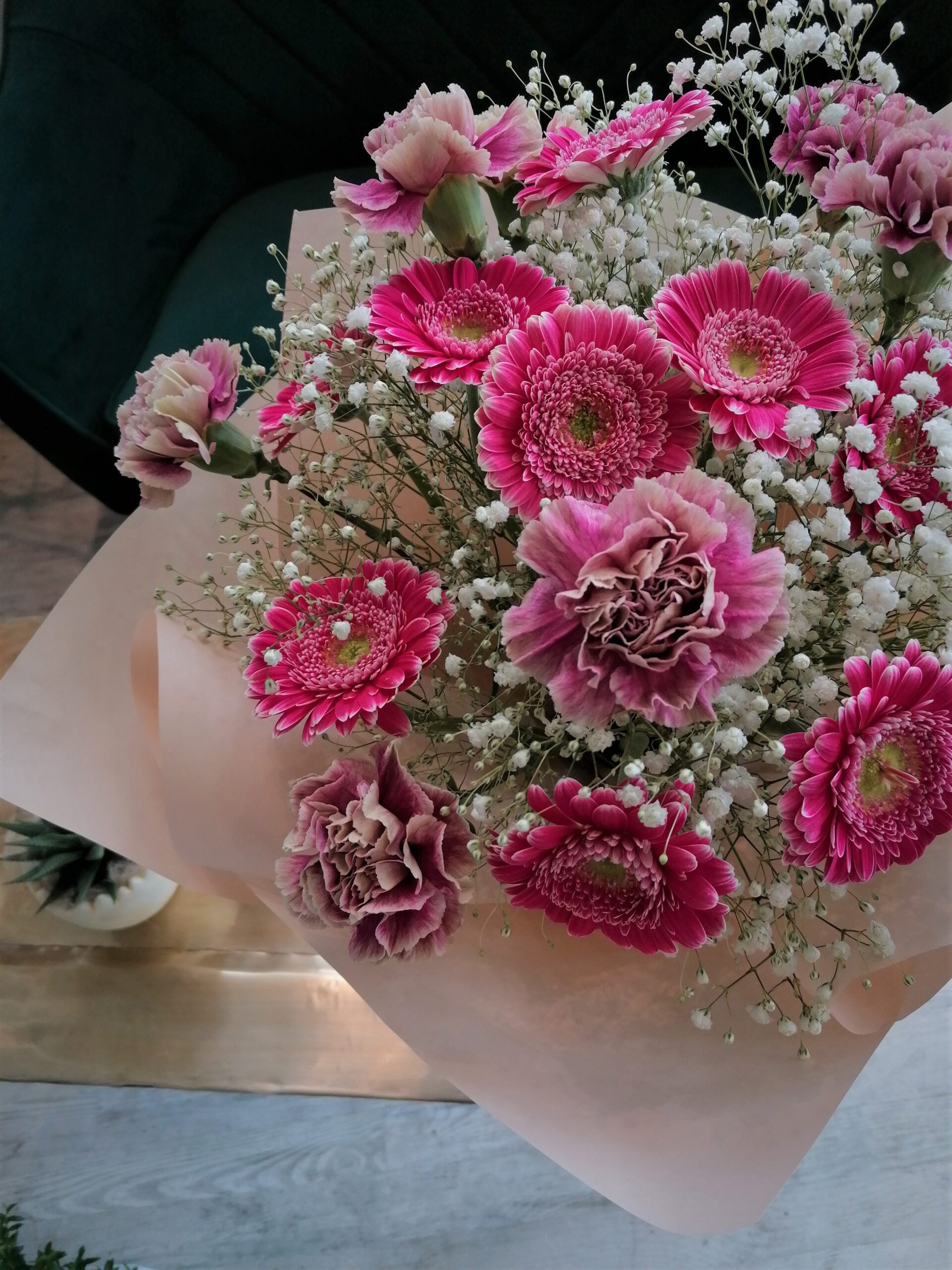 Idyllic magenta. This is a romantic proposal with the expressive colour of magenta. The strong colour accent adds energy while the juxtaposition of white emphasises and balances. Gerberas strewn with white and light gypsophila rule in this combination!