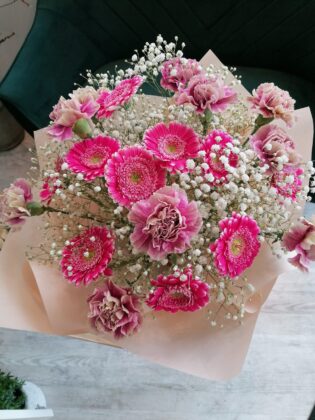 Idyllic magenta. This is a romantic proposal with the expressive colour of magenta. The strong colour accent adds energy while the juxtaposition of white emphasises and balances. Gerberas strewn with white and light gypsophila rule in this combination!