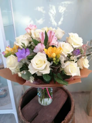 Bukiet pastelowy – frezje, białe róże i alstremeria w delikatnej kompozycji