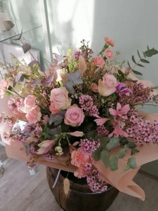 Detal bukietu Rumieńcowego – zbliżenie na ciepłe barwy i naturalne dodatki