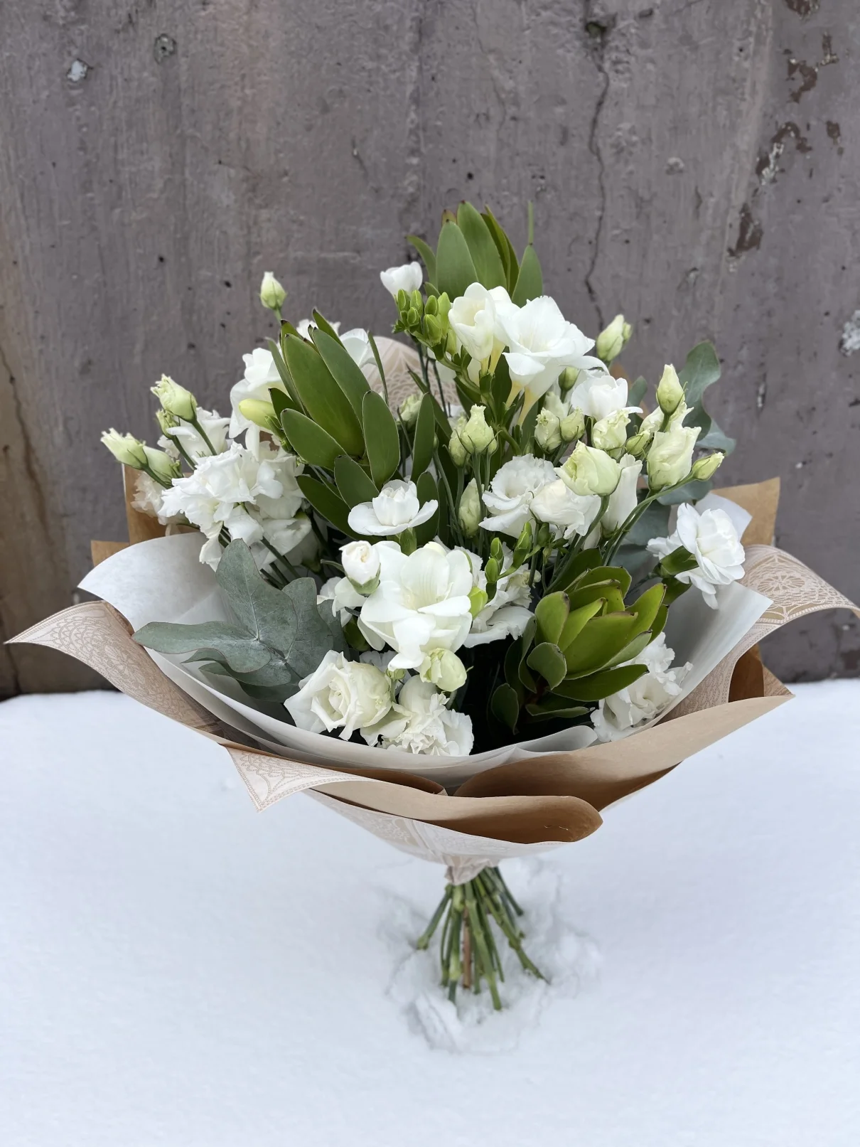 букет у білому кольорі (перший знімок) Букет в білому кольорі з еко-папером - мінімалістична біла квіткова композиція