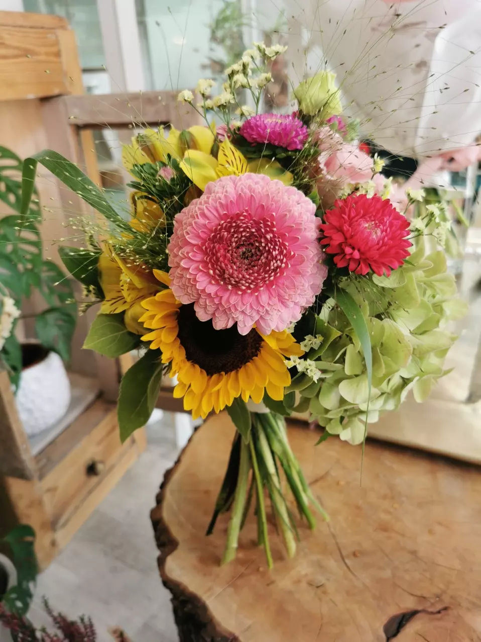 Hydrangeas, sunflowers, carnations, limoniums, asters and grasses. This is a juxtaposition of seasonal flowers, expressive in colour and shape.
