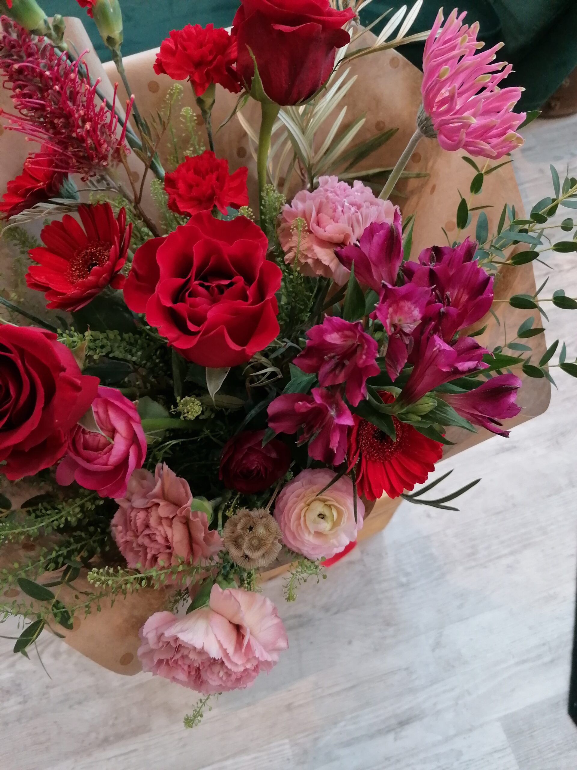 The combination of subtle pink with red roses works sensationally. A version for those undecided when there is a dilemma - Mixed bouquet or red roses?