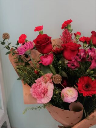 Połączenie subtelnego różu z czerwonymi różami sprawdza się rewelacyjnie. Wersja dla osób niezdecydowanych, gdy pojawia się dylemat – Bukiet mieszany czy czerwone róże?