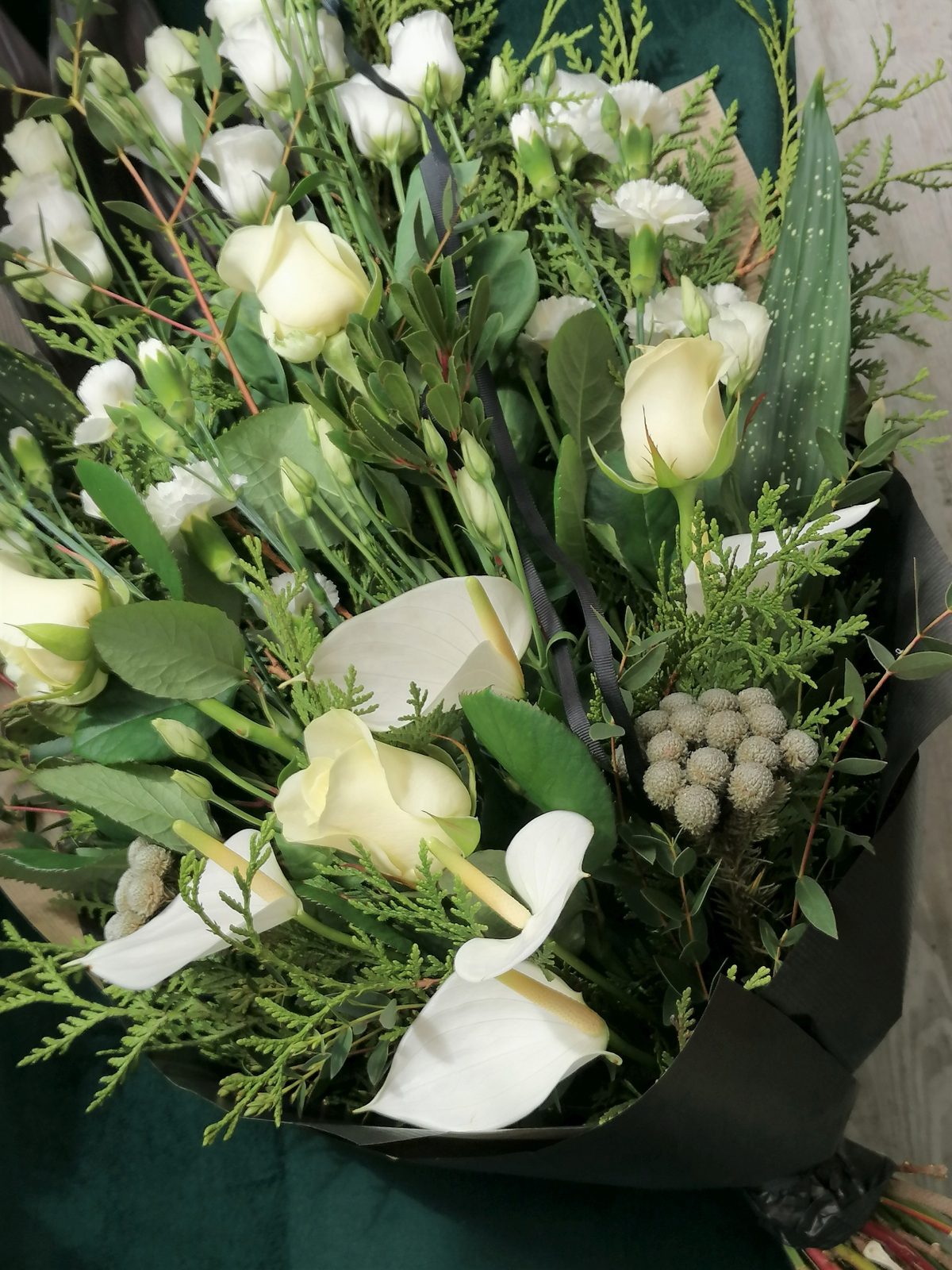 Multispecies using: eustoma, carnations, roses, anthurium, brunia. Flowers arranged in the form of a bouquet to be assembled, in a light and handy form