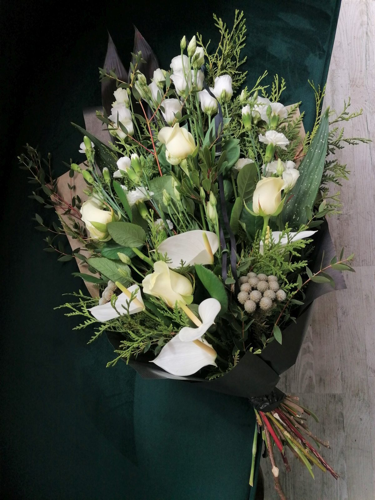 Multispecies using: eustoma, carnations, roses, anthurium, brunia. Flowers arranged in the form of a bouquet to be assembled, in a light and handy form