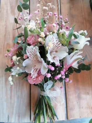 Bukiet Mini – pastelowy róż i delikatna gipsówka w kompaktowej formie