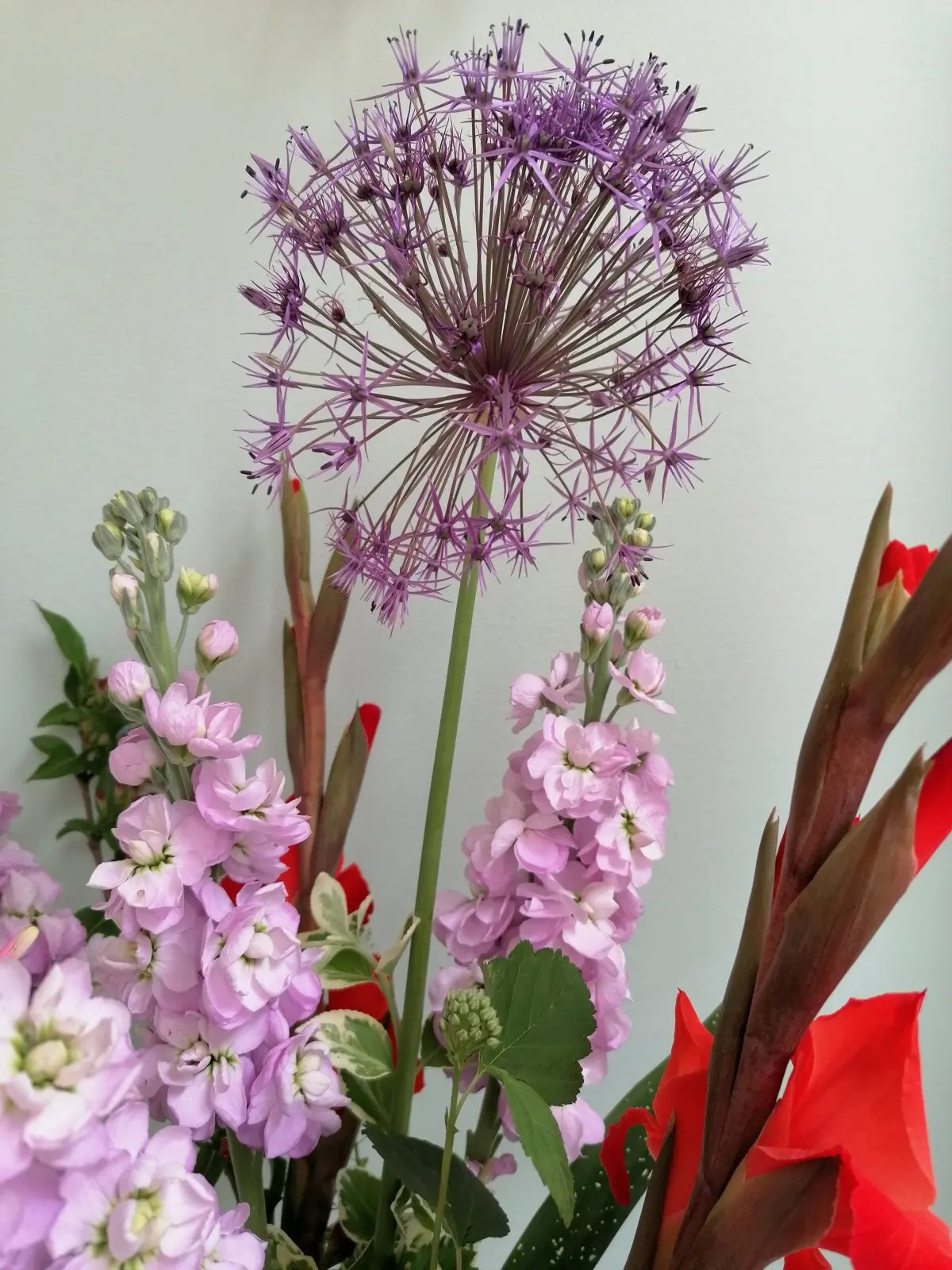 bukiet-z-lewkonia-detal Detal bukietu z lewkonią – pastelowe kwiaty z kontrastowymi dodatkami