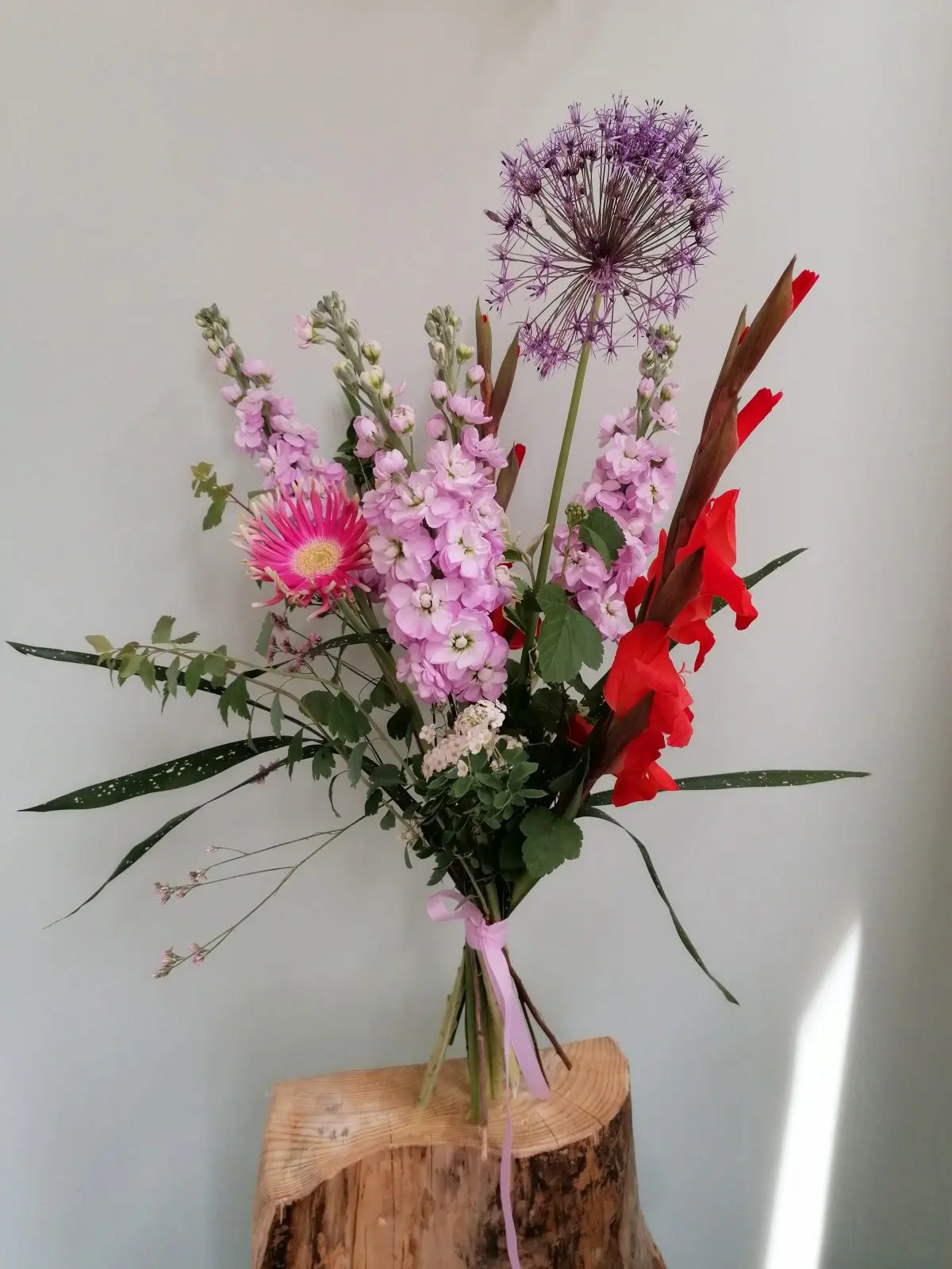 bukiet-z-lewkonia-kompozycja Bukiet z lewkonią, alium i mieczykami w pastelowo-kontrastowej kompozycji