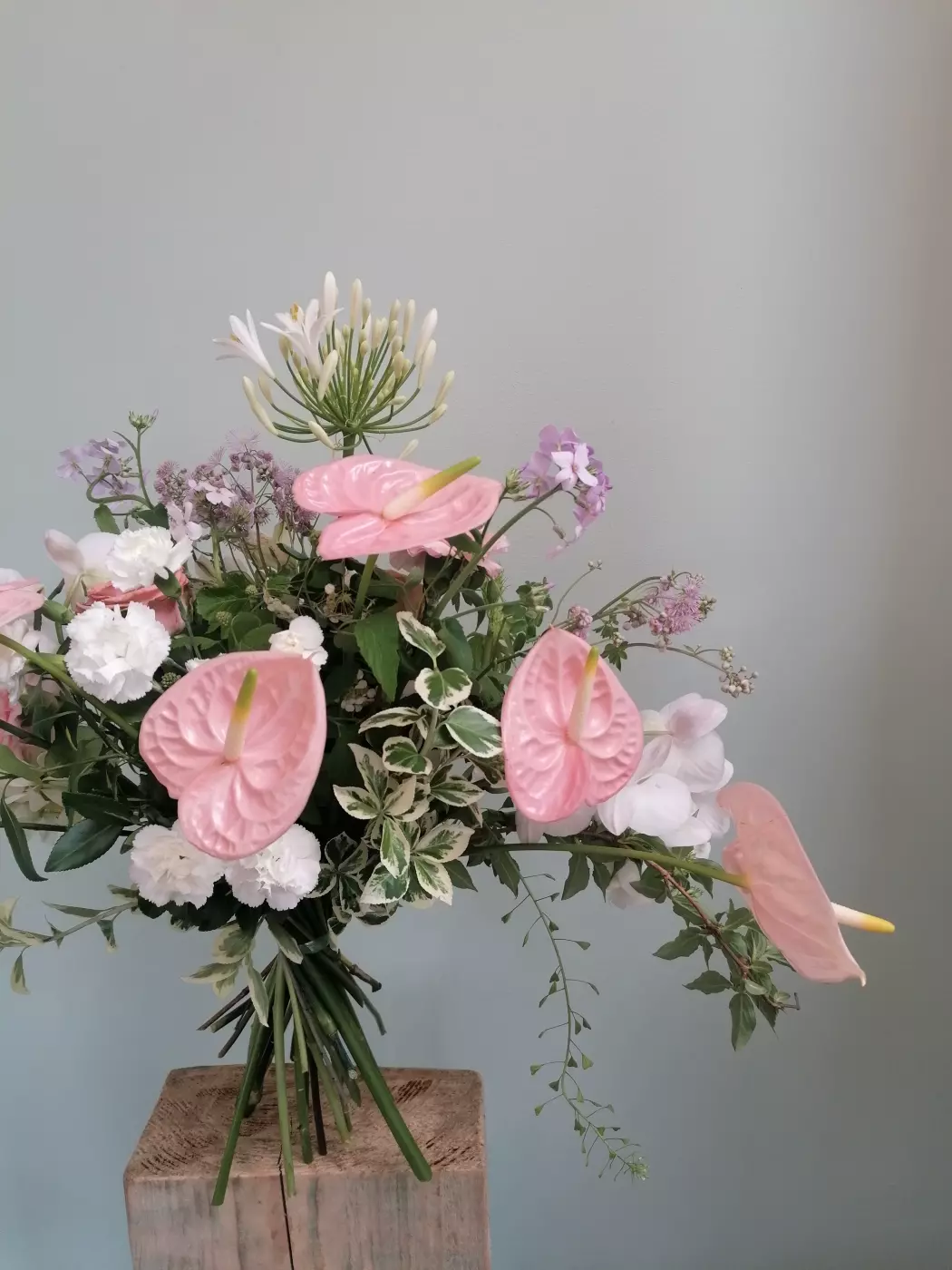 This is an original, surprising form of bouquet. The flowers are arranged horizontally, which gives a new arrangement possibility, allowing the bouquet to be presented from 2 sides.