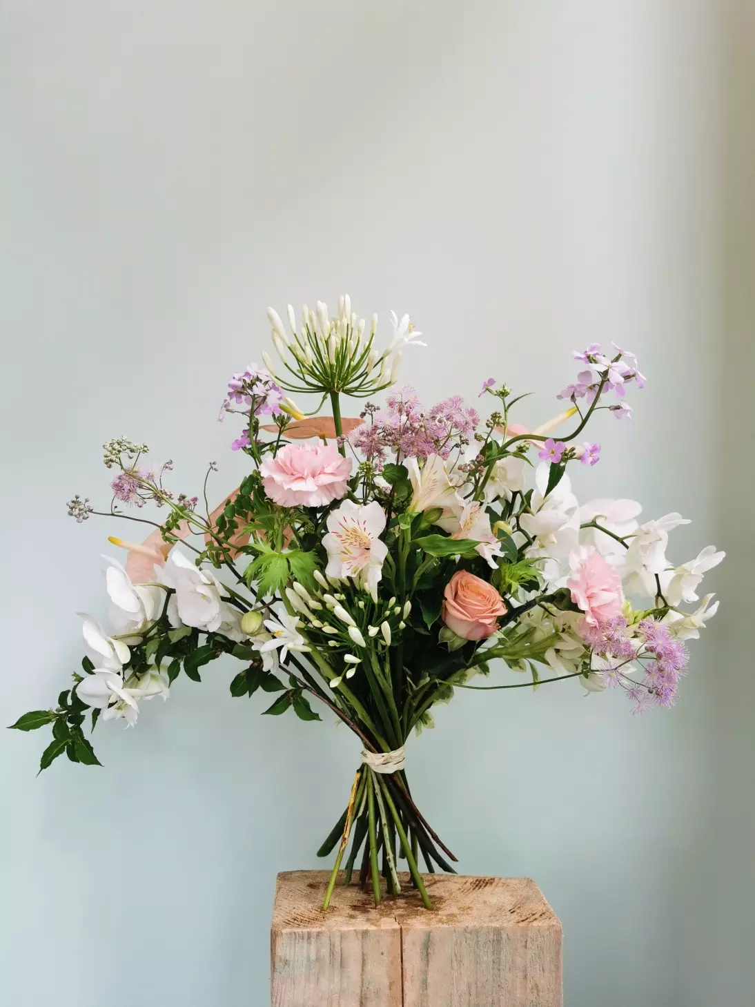 This is an original, surprising form of bouquet. The flowers are arranged horizontally, which gives a new arrangement possibility, allowing the bouquet to be presented from 2 sides.