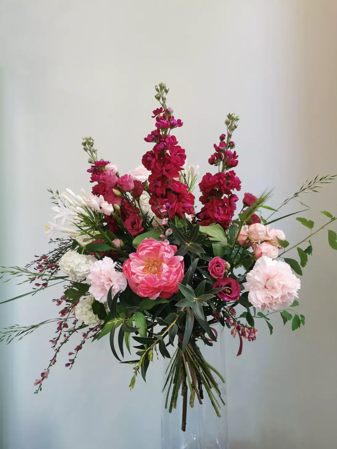 To romantyczna, elegancka propozycja z wyrazistym kolorem fuksji, przełamana pudrowym różem.