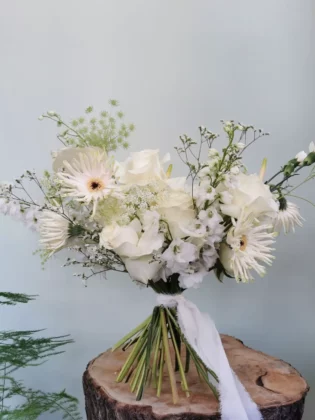 This is an original bouquet proposal for the bride in a relaxed form with a delicate frayed ribbon.