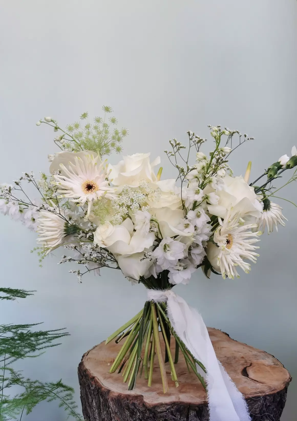 This is an original bouquet proposal for the bride in a relaxed form with a delicate frayed ribbon.