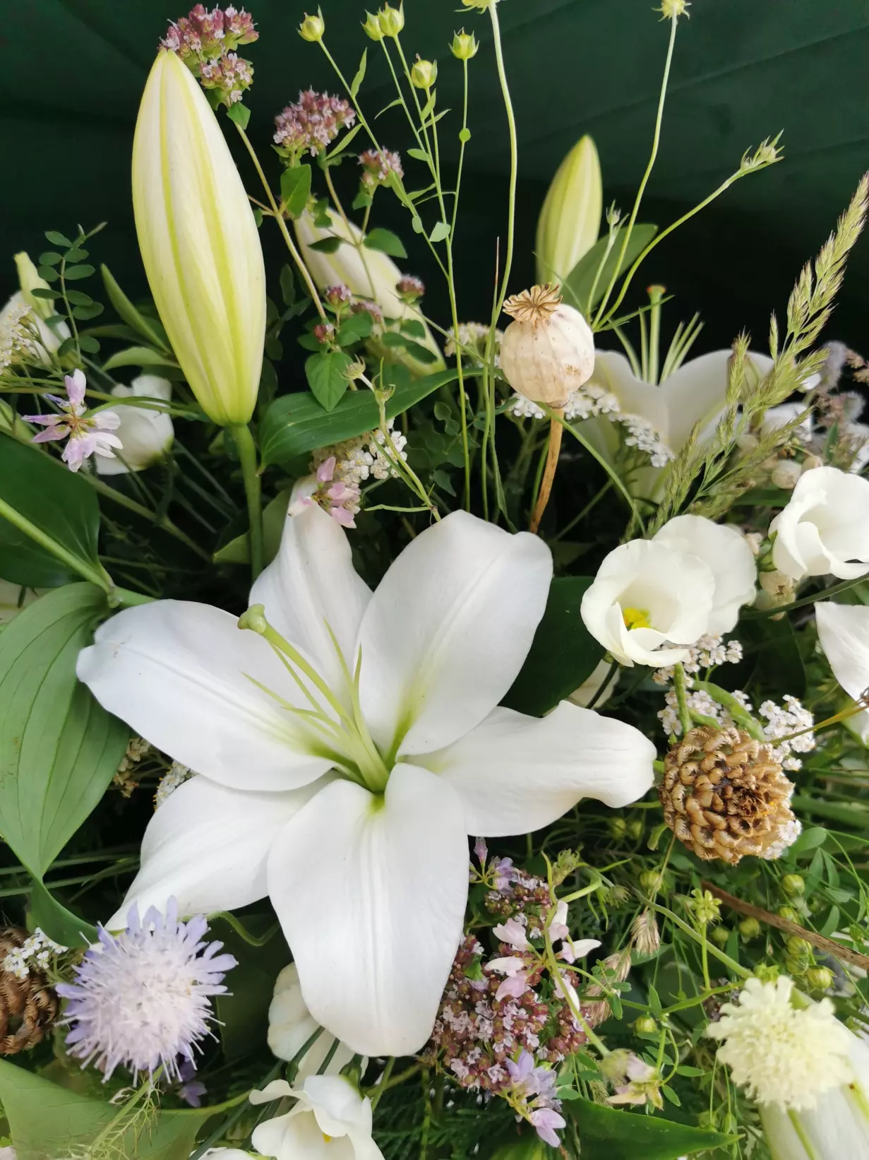 Palma pogrzebowa z polnymi kwiatami