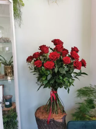 A striking love bouquet of roses of the Explorer variety in a trimmed version.