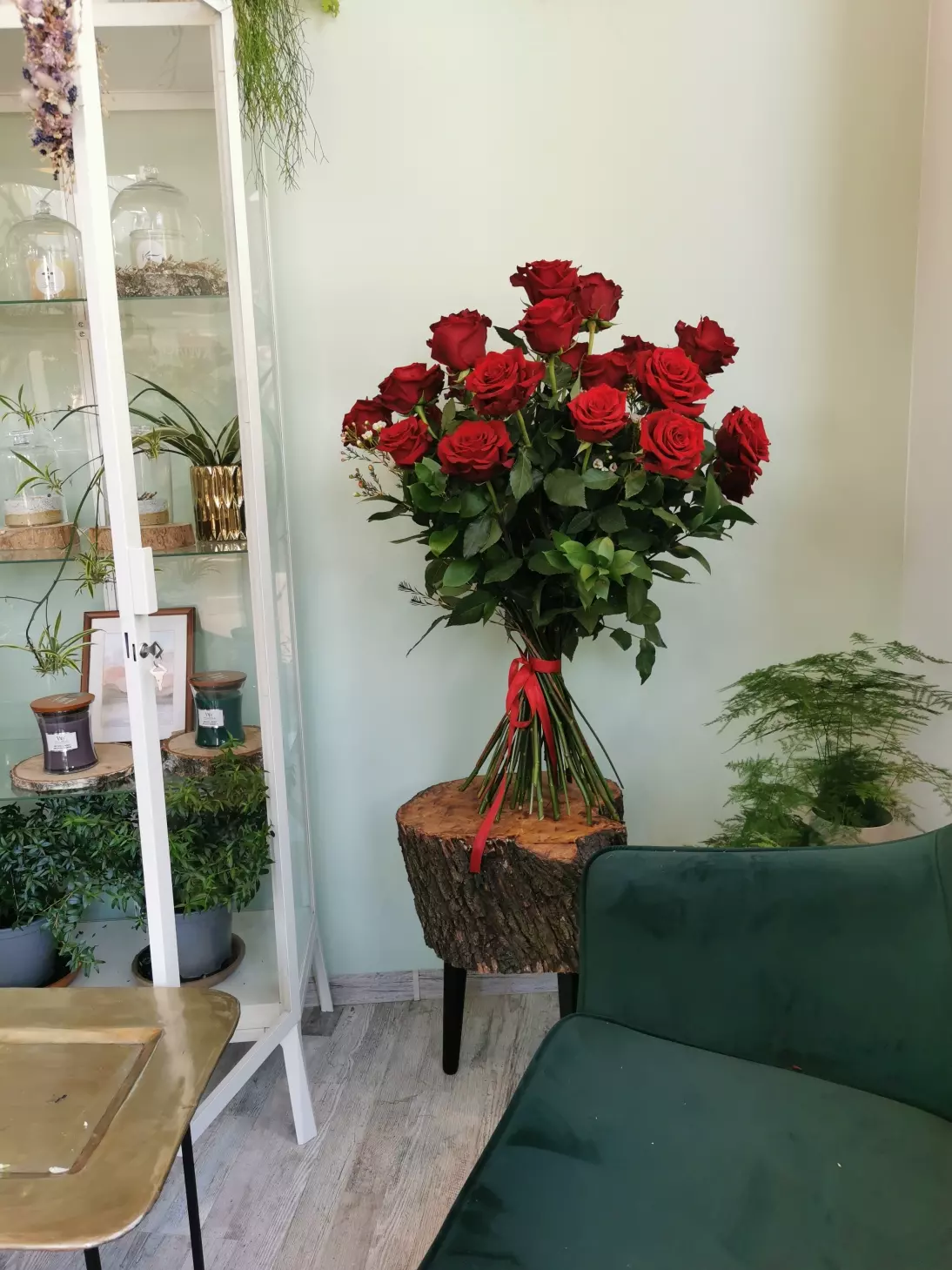 Яскравий любовний букет з троянд сорту Експлорер в зрізаному варіанті.
