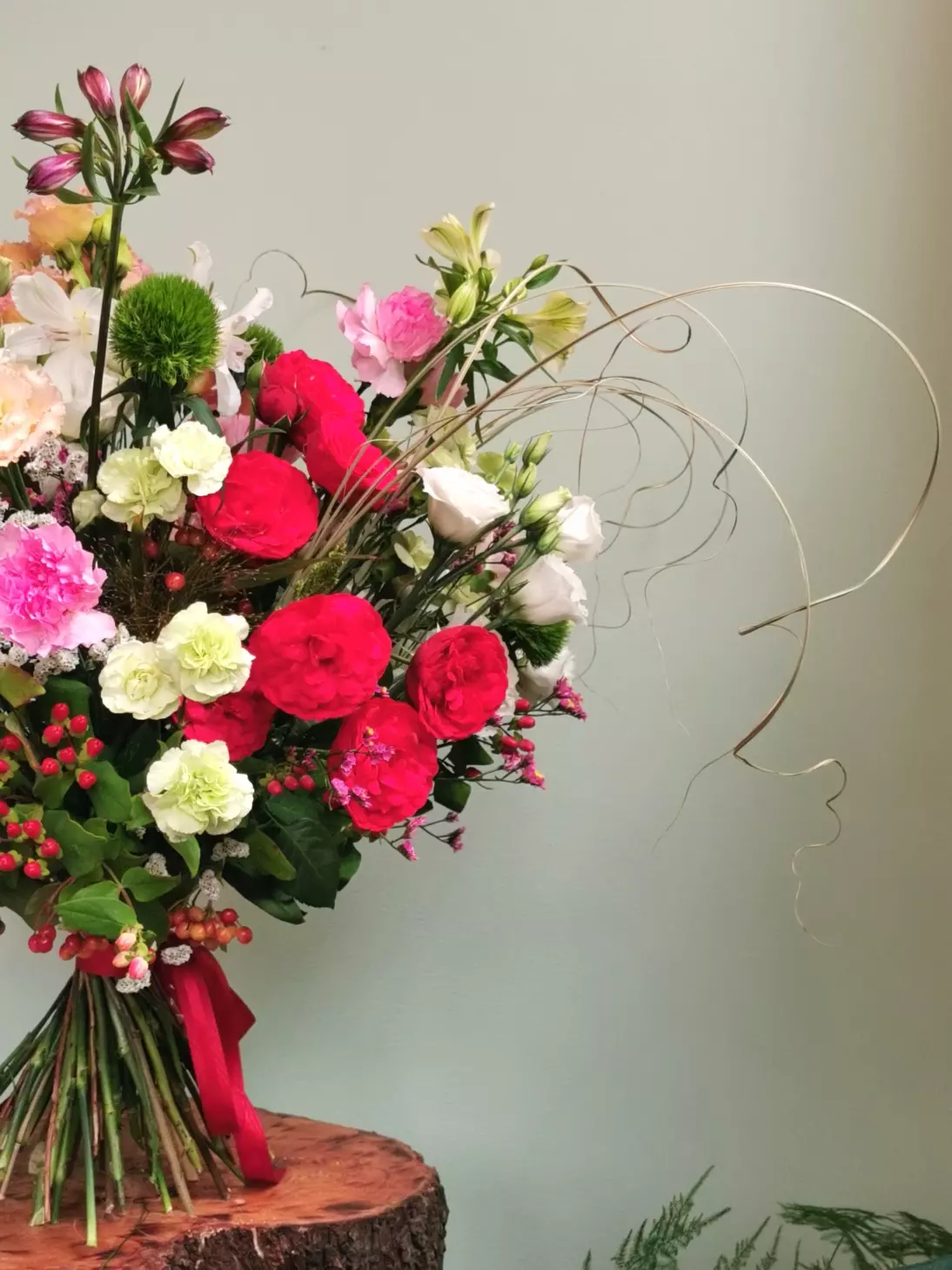This bouquet is a combination of intense and pastel colours with a wow effect.