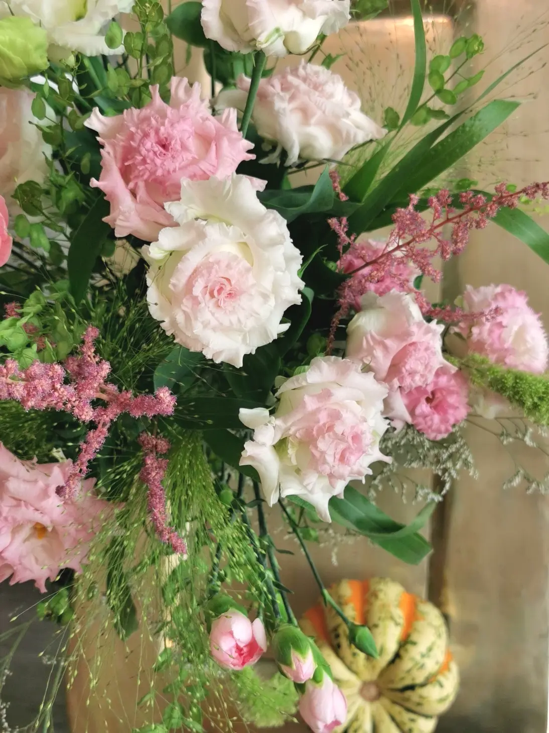 Green and pink, a delicate suggestion for a lovely bouquet.