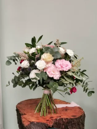 Romantyczne eustomy w odcieniach różu i bieli, uzupełnione strzelistą filigranową tawułką , granatowe przegorzany oraz mocniejszy akcent goździka.