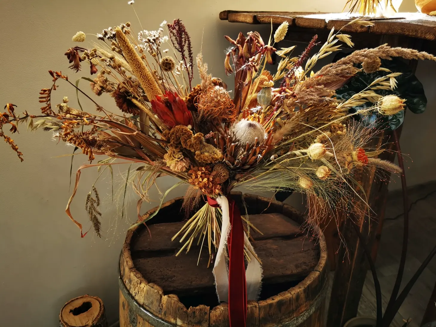 Wyjątkowy bukiet z suszu, wykonany w formie bukietu horyzontalnego w stylu boho. W całości z zasuszonych roślin.