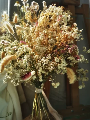 It's a proposal made with gypsophila in various shades from beige to white, rusty limonium, cream coloured puffballs and cheerful pink ruscus.