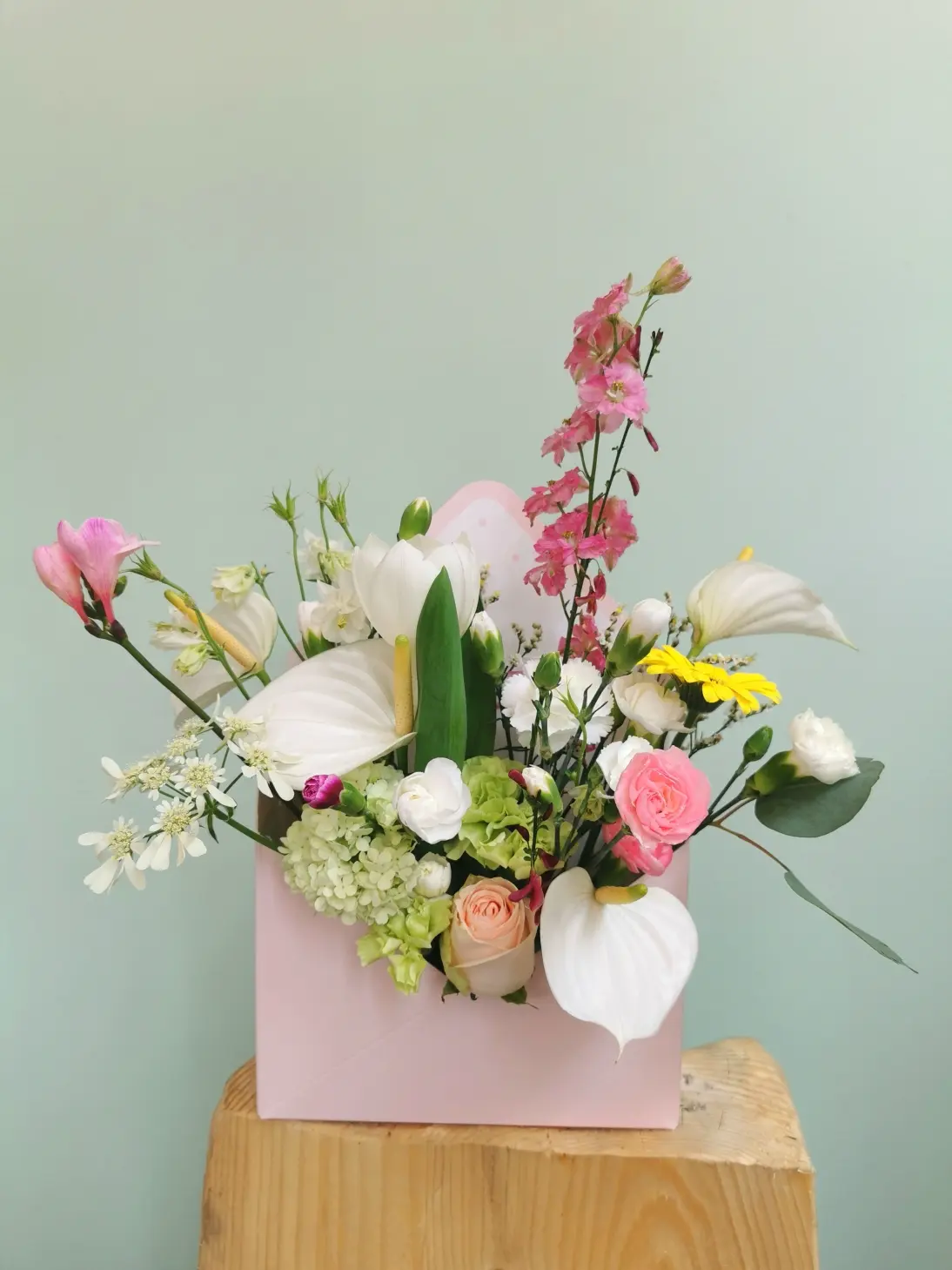 To lekka i przyjemna wariacja na temat kwiatowego flower boxa. Wystarczy kilka gatunków, aby osiągnąć wspaniały efekt!