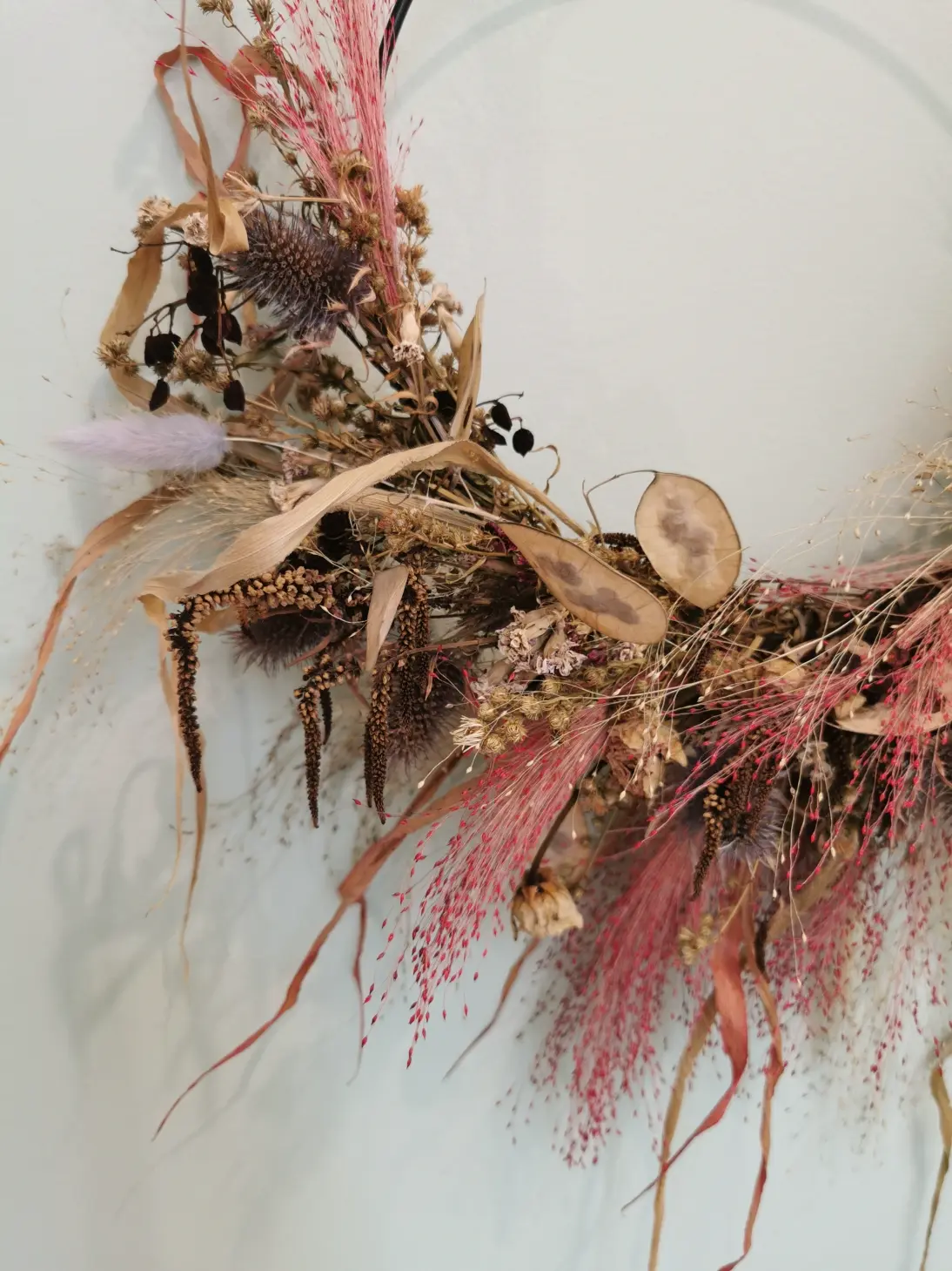 Pink grasses interspersed with elements of black and beige encapsulate this atmosphere.