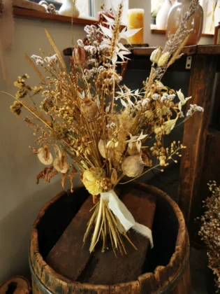 Naturalny bukiet z suszonych kwiatów w formie zgrabnej wiązanki.