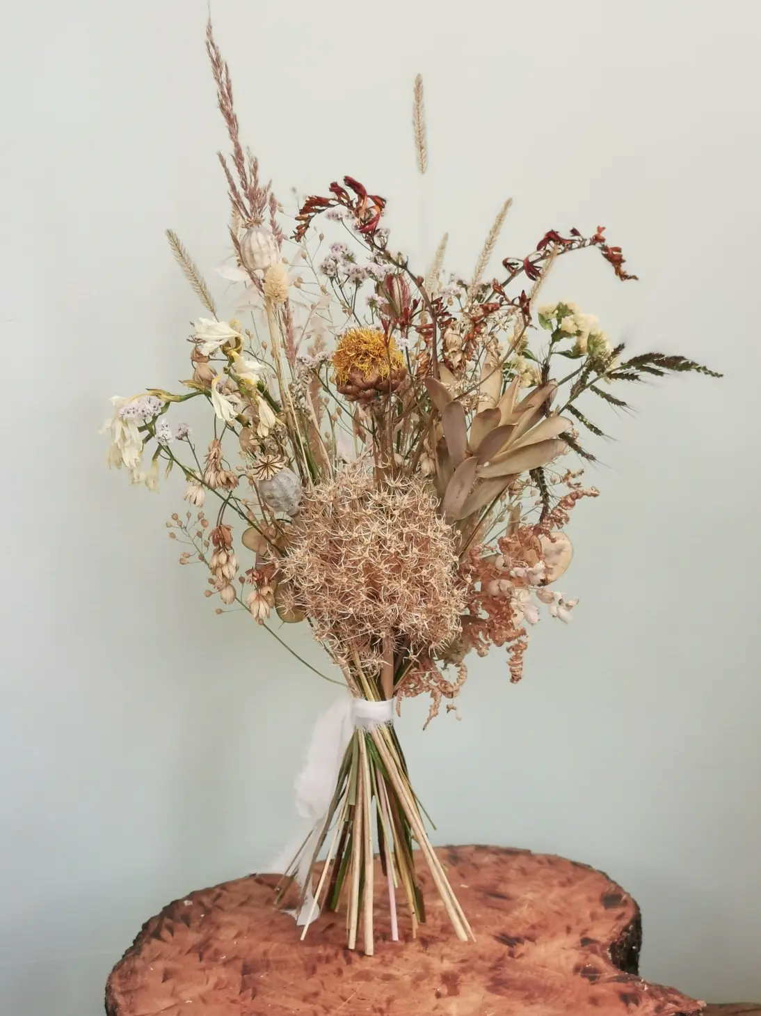 Naturalny bukiet z suszonych kwiatów w formie zgrabnej wiązanki.