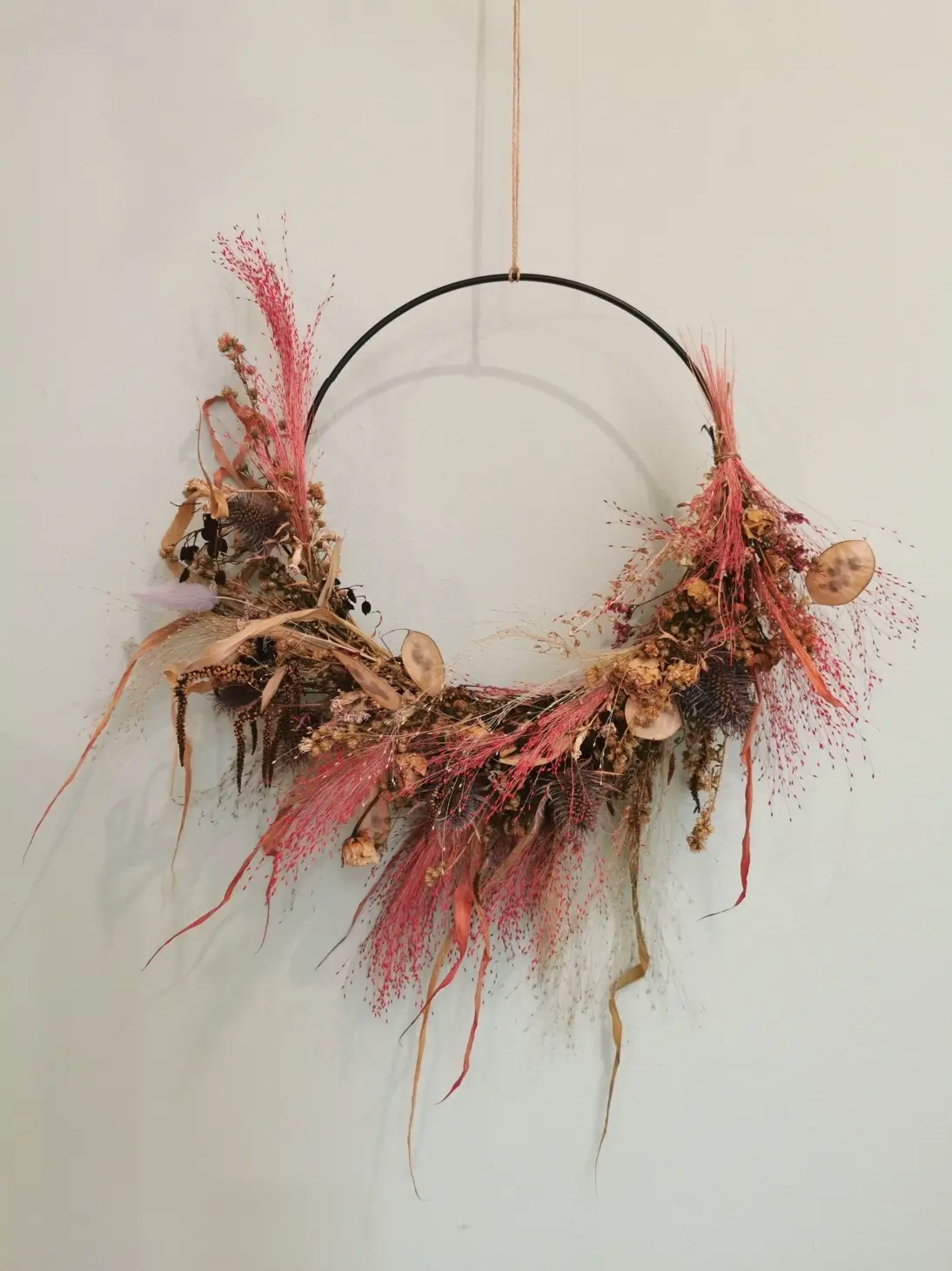 Pink grasses interspersed with elements of black and beige encapsulate this atmosphere.