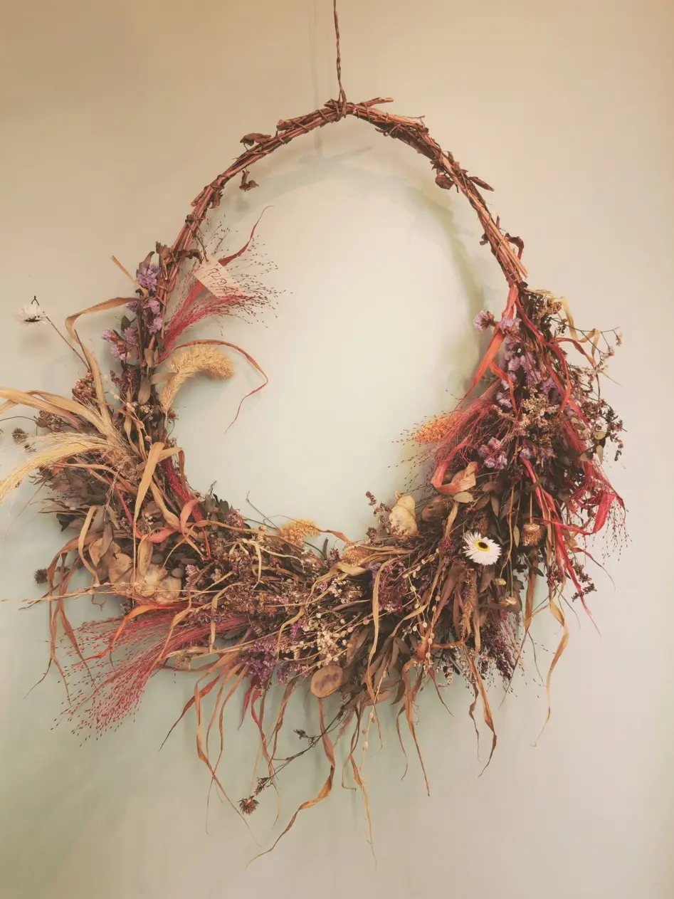 A large, very free interpretation of summer and autumn garland.