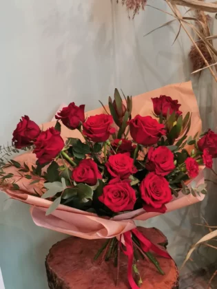 Horizontally arranged bouquet with red roses