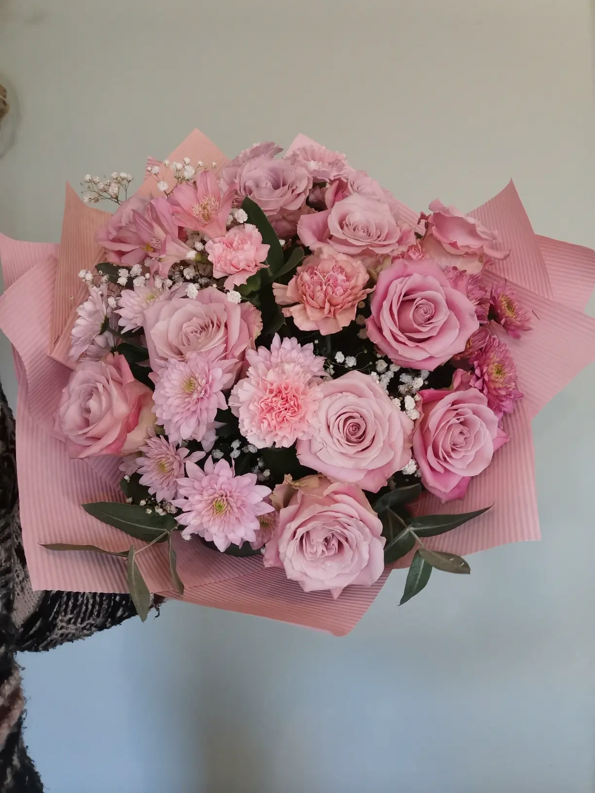 Bukiet z pastelowymi różami to delikatna i romantyczna kompozycja kwiatowa.