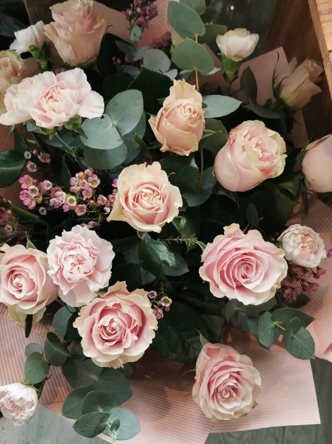The rose bouquet is an elegant and romantic flower arrangement in a classic and delicate way.