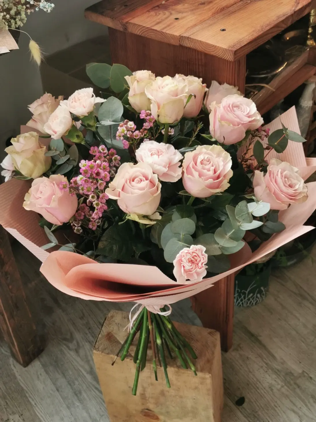 Bukiet z różami to elegancka i romantyczna kompozycja kwiatowa w klasycznym i delikatnym wydaniu.