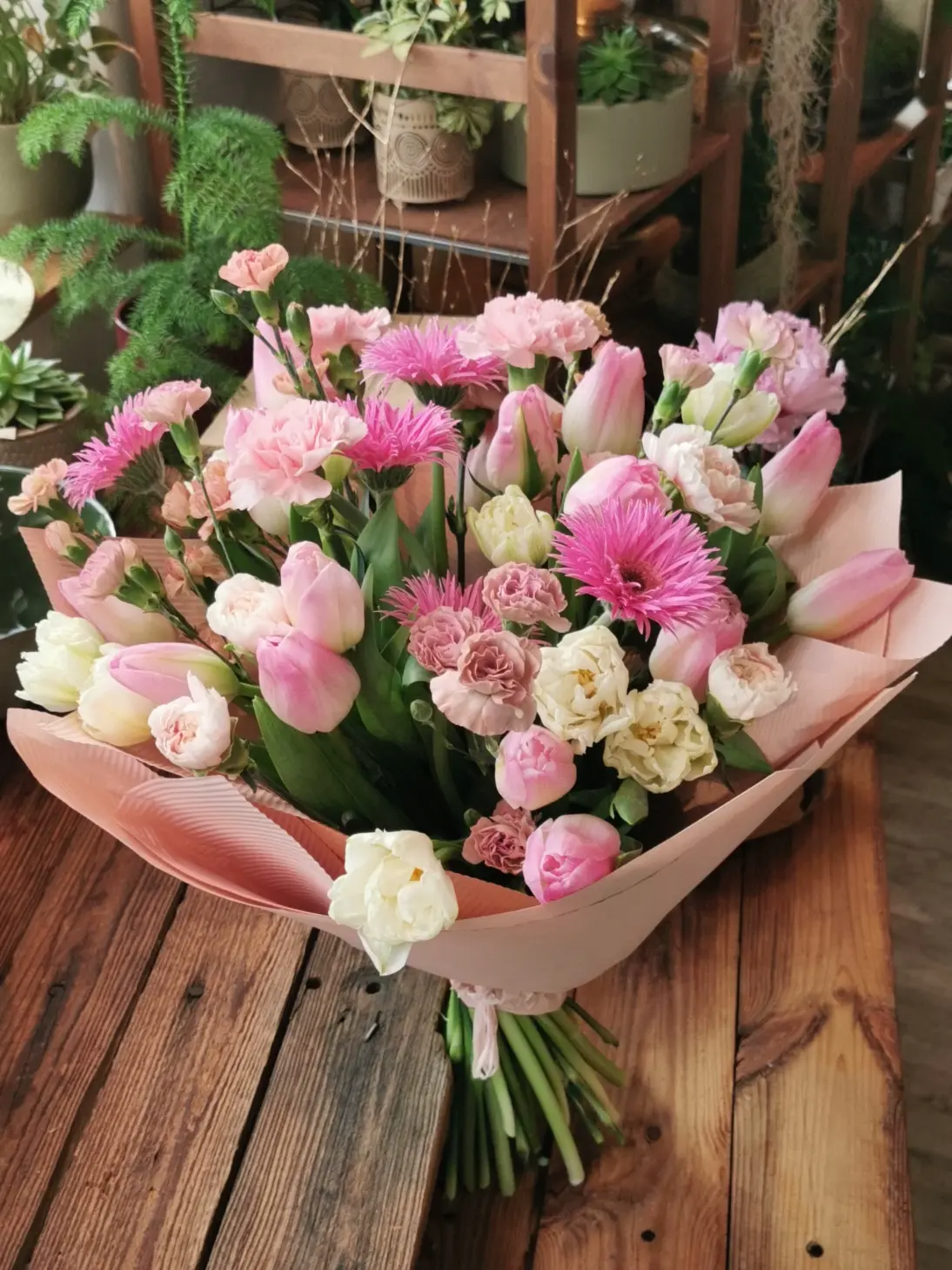 це прекрасна і витончена квіткова композиція, в якій домінують ніжні відтінки білого і рожевого.