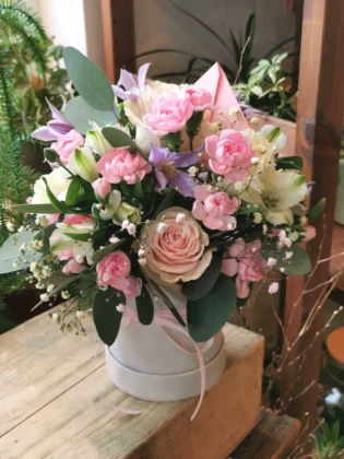 Flower box in powder pink.