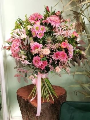 A bouquet made from these flowers is a charming and long-lasting composition that delights with its beauty and will remain fresh and attractive for a long time.