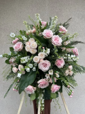 Poznaj rodzaje kompozycji funeralnych: wiązanki, palmy, wieńce, dekoracje urn i bukiety kondolencyjne.