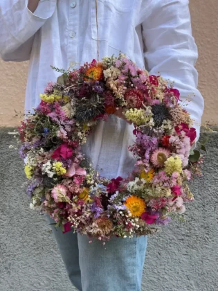 Wianki jesienne z suszonych kwiatów – kompozycje z liści, traw i kwiatów podczas warsztatów florystycznych