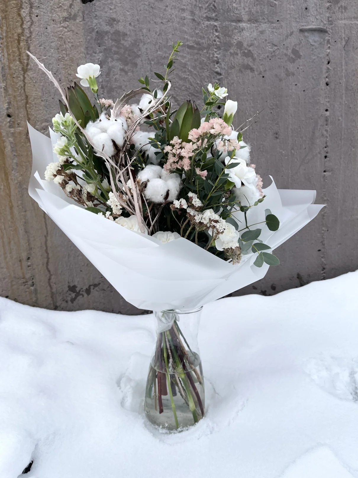 зимовий букет (другий знімок) Зимовий букет, сповнений елегантності та свіжості, натхненний холодними кольорами сезону. Композиція поєднує білі квіти, що символізують сніг.