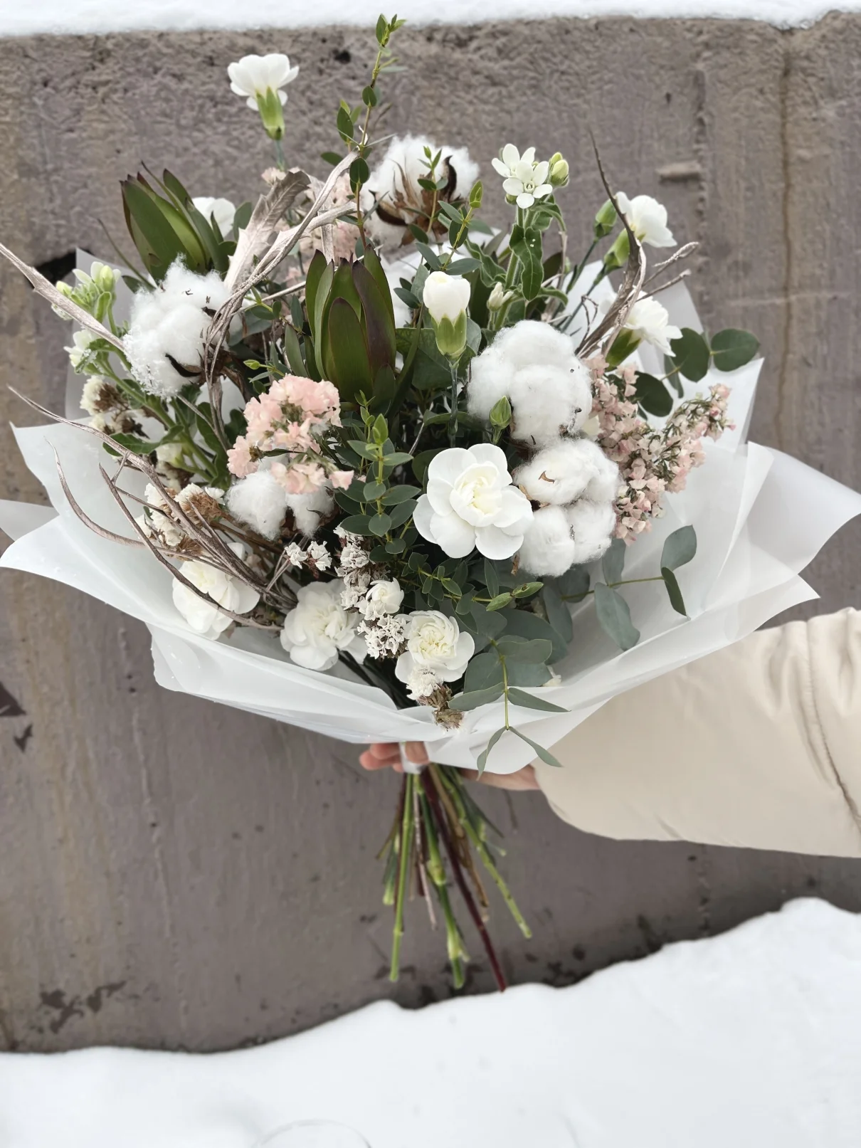 зимовий букет Зимовий букет, сповнений елегантності та свіжості, натхненний холодними кольорами сезону. Композиція поєднує білі квіти, що символізують сніг.