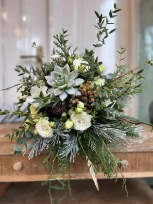 Świąteczny bukiet ślubny z amarylisami, ilexem i szyszkami — grudniowy bukiet na ślub